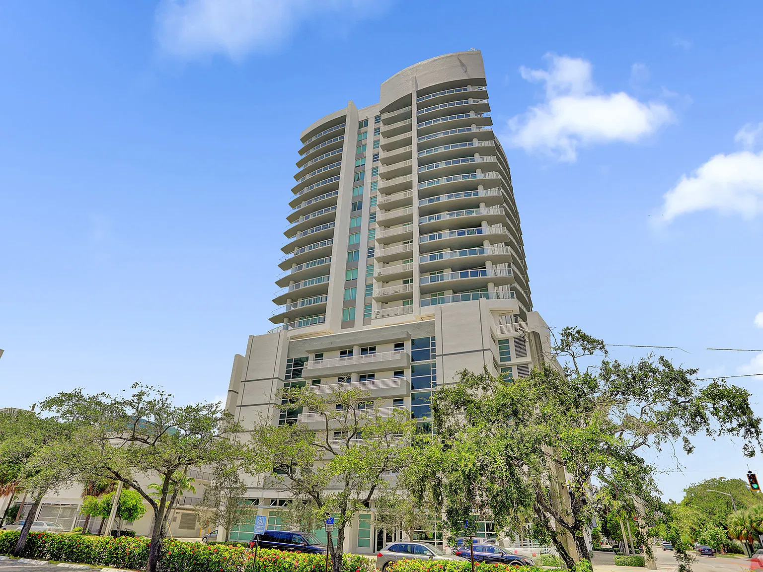 1 bed, 1.5 bath, 889 sqft, $3,200 — Photo 1