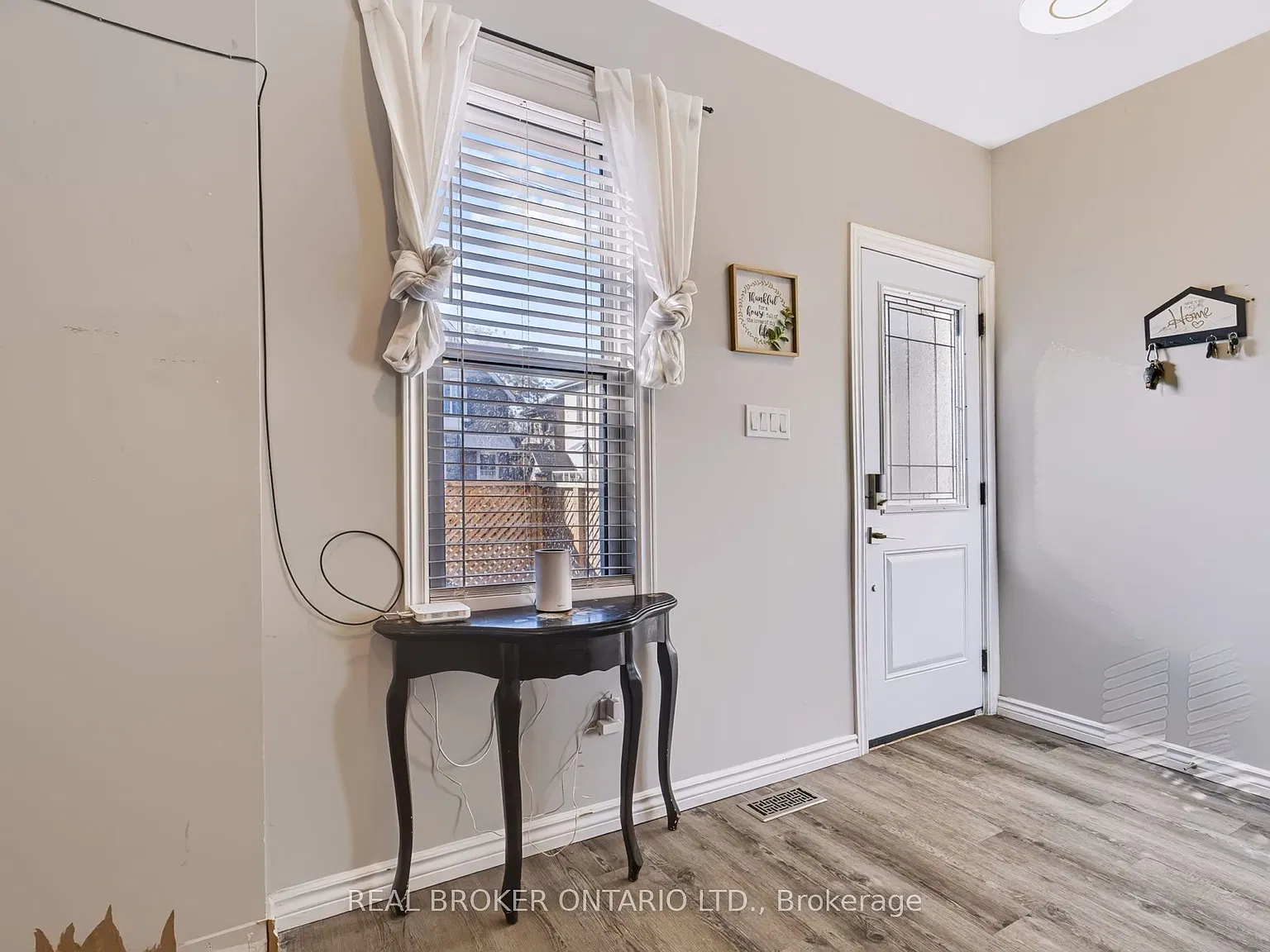 4 bed, $2,400 — Photo 2