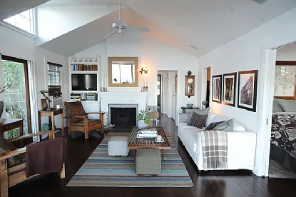 Stunning Waterfront Cottage — Photo 3