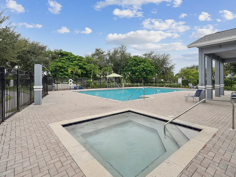 Cobblestone on The Lake Apartments — Photo 26