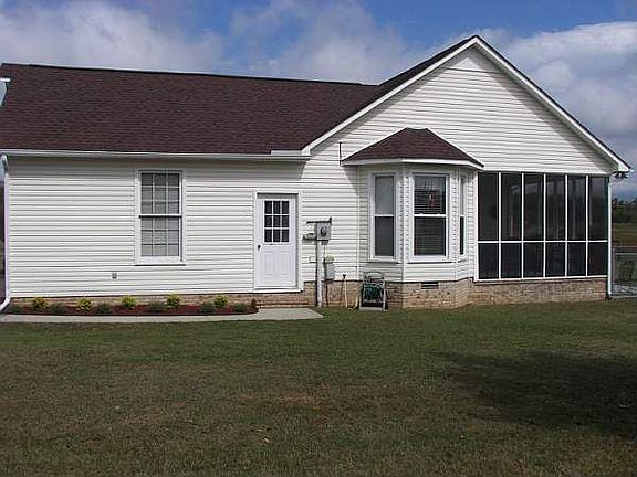 Side view of home w/ bay window to brkfst room & side view of screen porch.