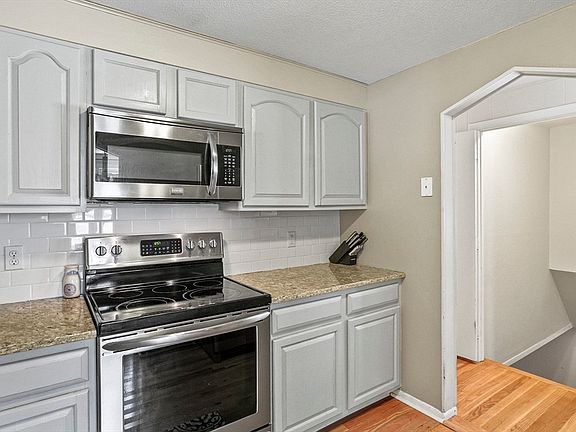4th image of 36 Evelina Dr