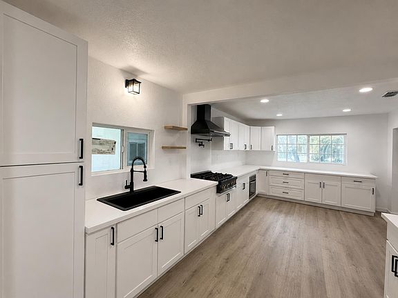 3rd image of 1214 Pioneer Ave