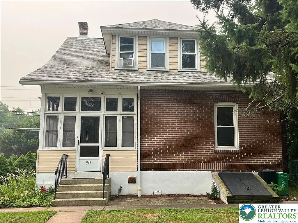 3 bed, 1.0 bath, 1464 sqft, $2,000 — Photo 3