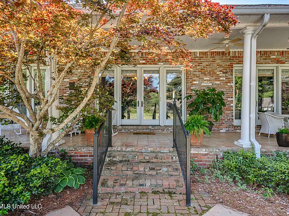 3rd image of 106 Whisper Ridge Dr