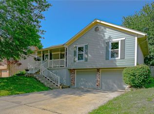 2121 NW Hidden Pointe Ct, Blue Springs, MO 64015