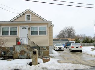 16 W Grove St, Fords, NJ 08863