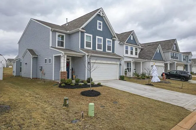 4 bed, 2500 sqft, $2,695 — Photo 2