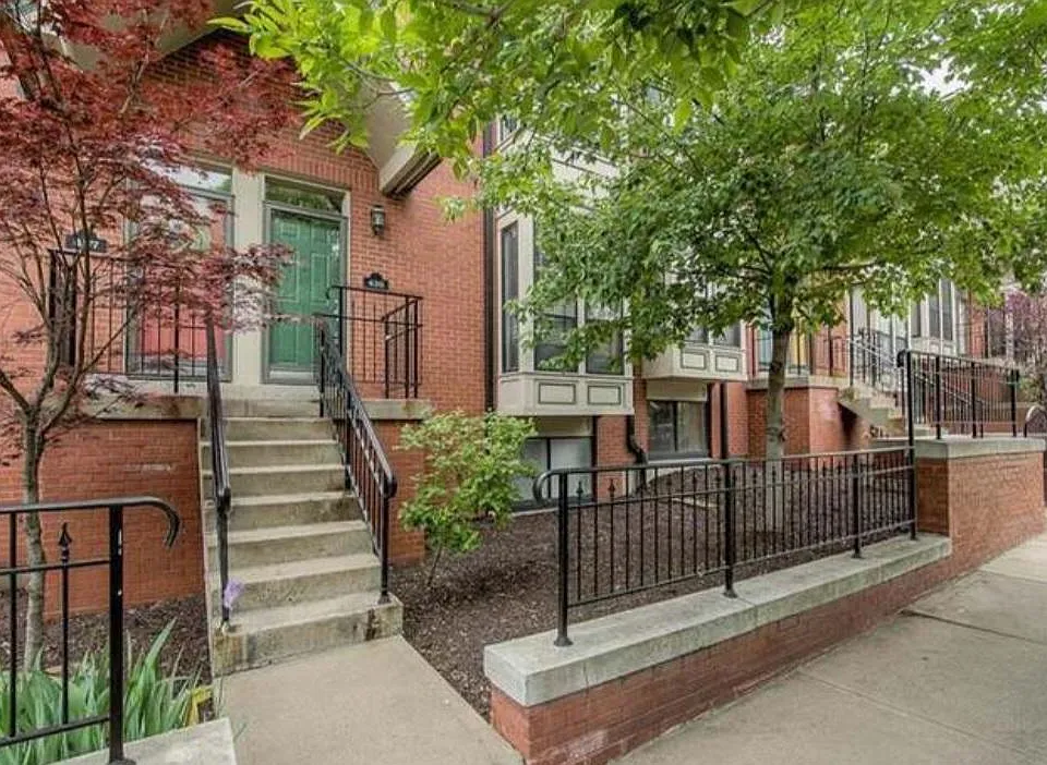 439 W 10th St