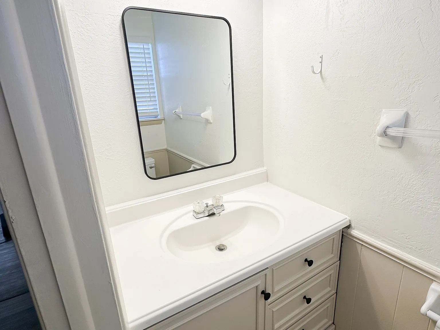 Master Bedroom Room Rental | Private Half Bath | All Bills Included |Lawton — Photo 3