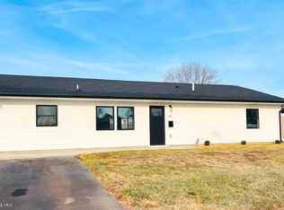 41 Spring Ln, Levittown, PA 19055