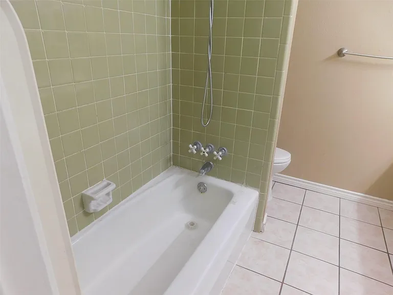 472 N Post Oak Ln — Photo 24
