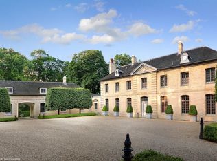 111 Moffett Rd, Lake Bluff, IL 60044