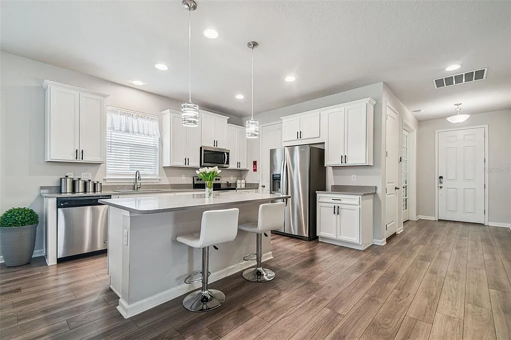 3 bed, 2.0 bath, 2032 sqft, $3,200 — Photo 2