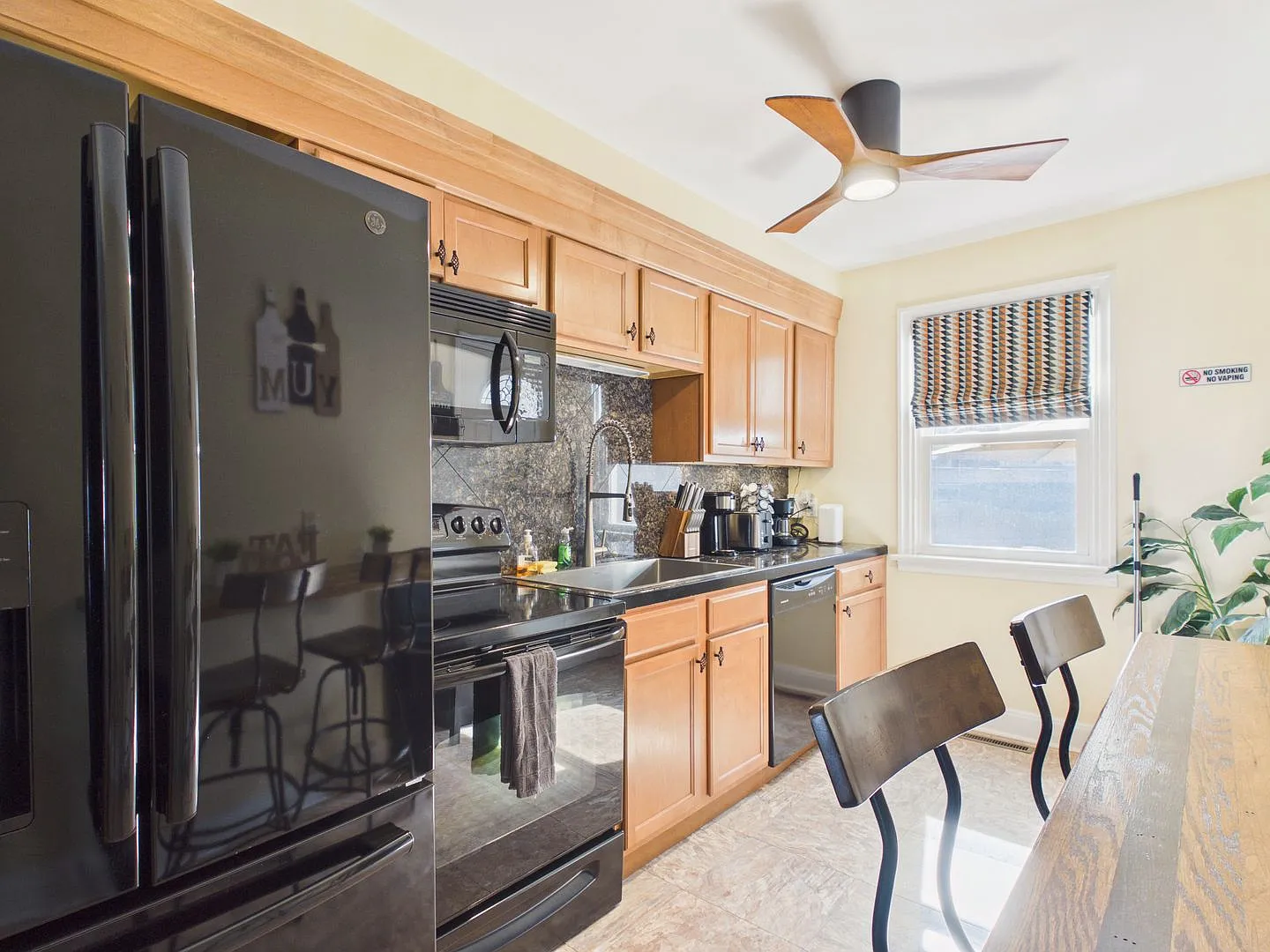 Cute 3 Bedroom on Grand Street — Photo 2