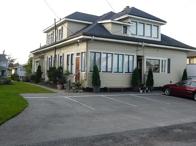 Tenant 
Parking at rear entrance