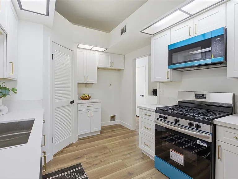 4900 N Grand Ave #103 — Photo 8