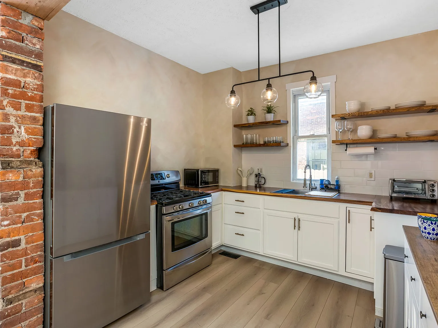 3 bed, 2.5 bath, 1939 sqft, $2,950 — Photo 3