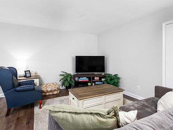 3rd image of 5934 W Friendly Ave Unit F