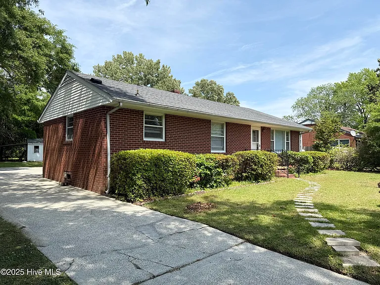2703 Jackson Dr — Photo 2