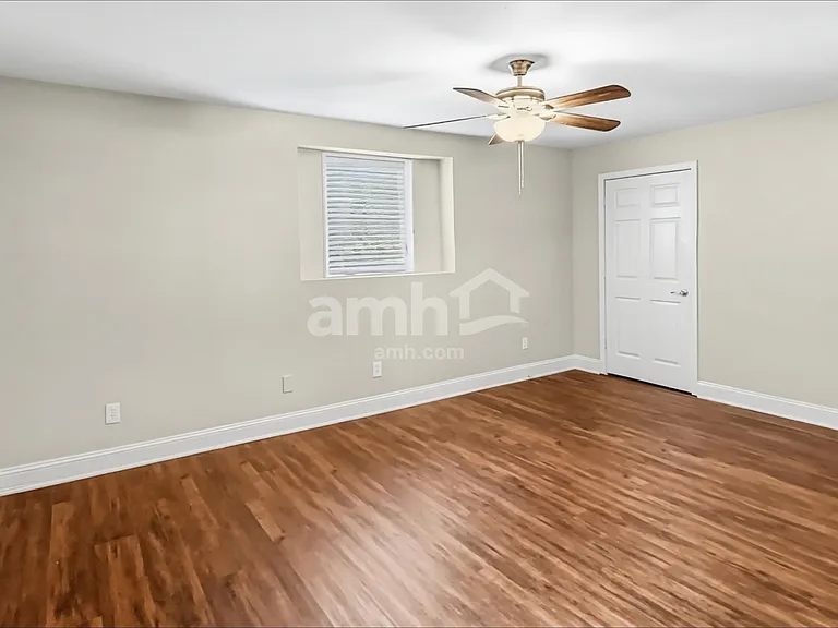 406 Howell Xing — Photo 17