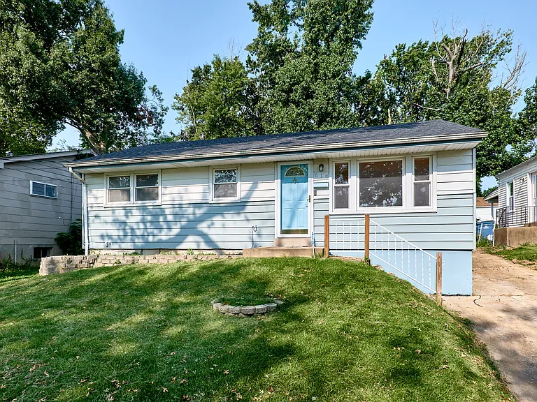 615 Superior Dr — Photo 2