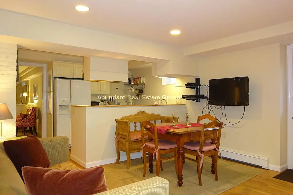 1 bed, 1.0 bath, 830 sqft, $2,500 — Photo 2