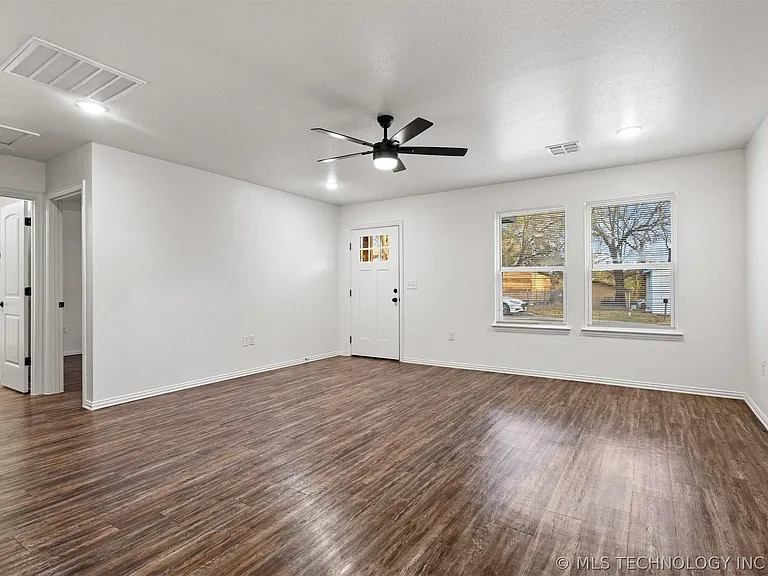 407 E Jones St — Photo 4