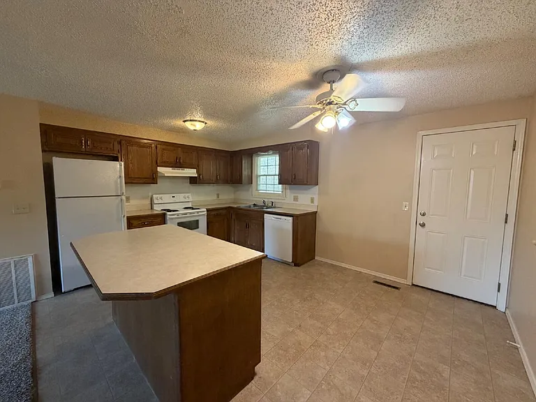 888 Evergreen Ave — Photo 14