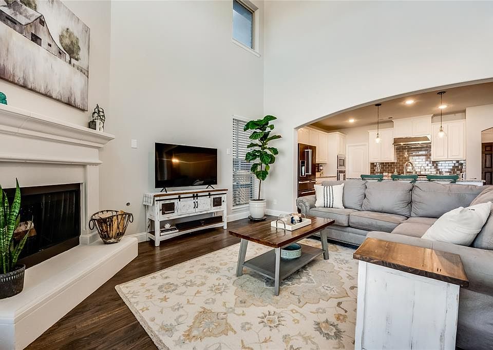 1st image of 1909 Forest Park Dr