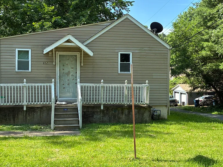 802 Morton Ave — Photo 5