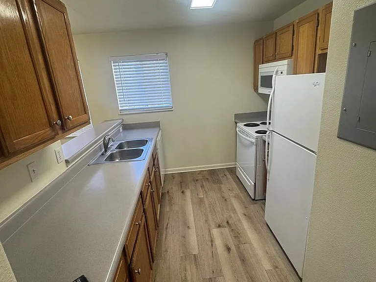 Highline Pointe Apts. — Photo 3