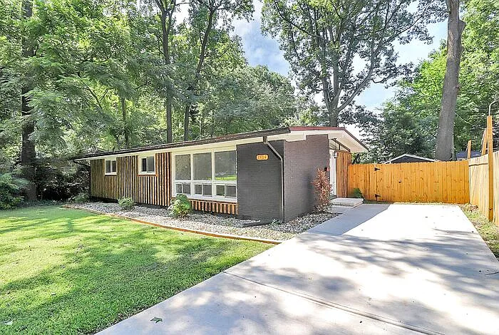 3 bed, 1.0 bath, 1238 sqft, $2,495 — Photo 2