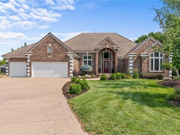 724 NE Seabrook Cir, Lees Summit, MO 64064