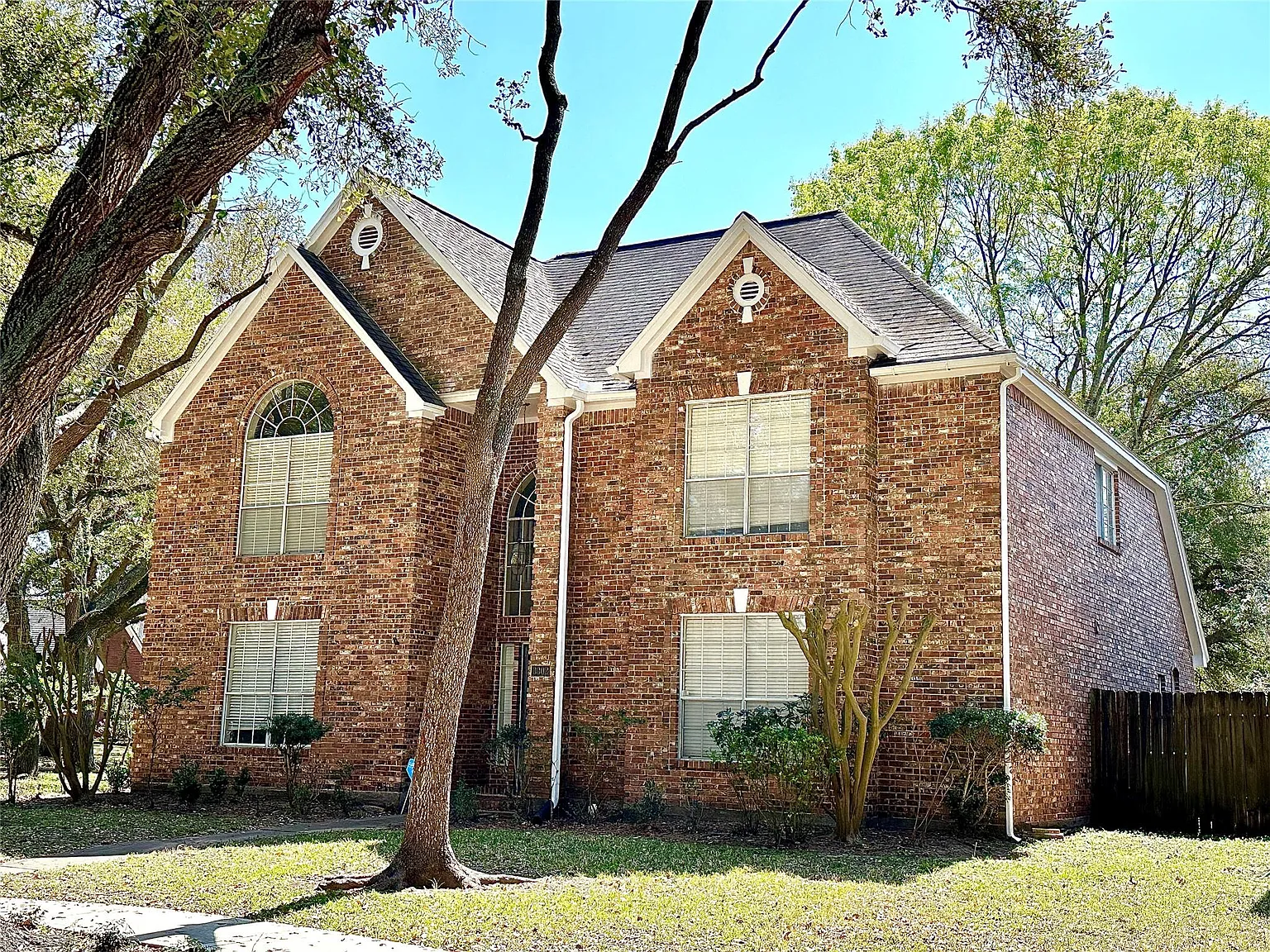 4 bed, 2.5 bath, 2748 sqft, $2,400 — Photo 1