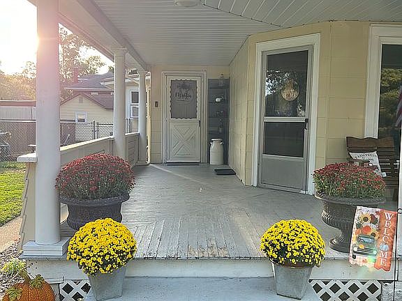 4th image of 865 N Railroad St