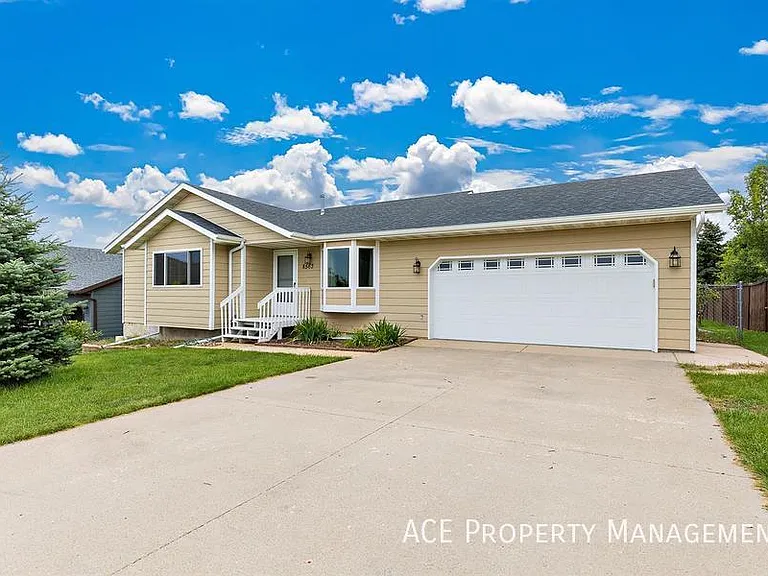 8563 Stables Dr — Photo 2
