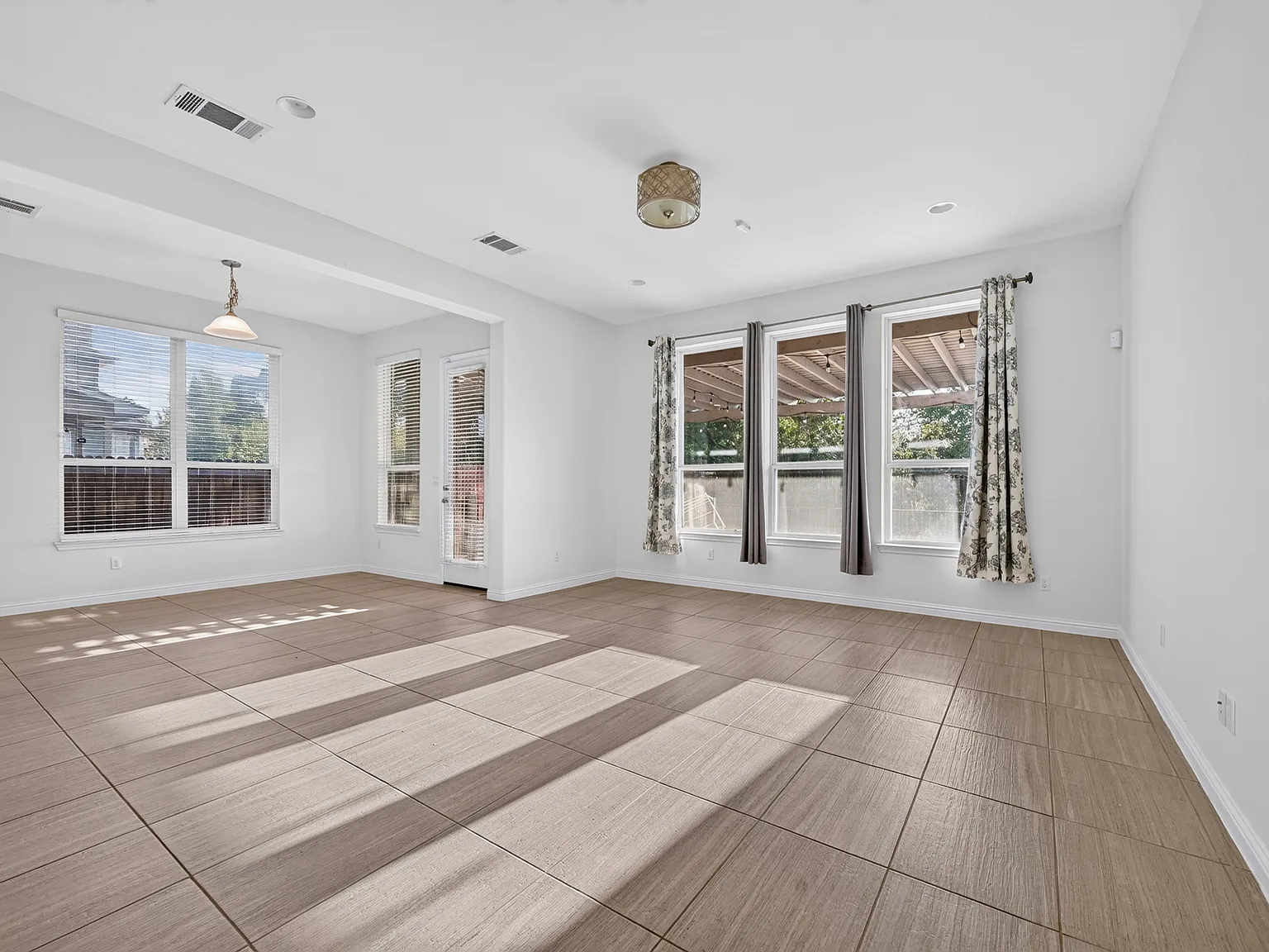 4 bed, 3136 sqft, $3,100 — Photo 4