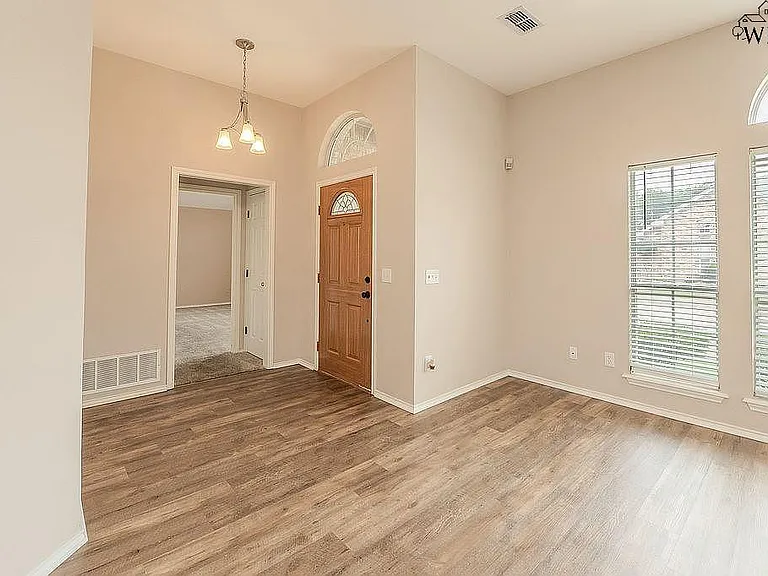4009 Kingsbury Dr — Photo 2