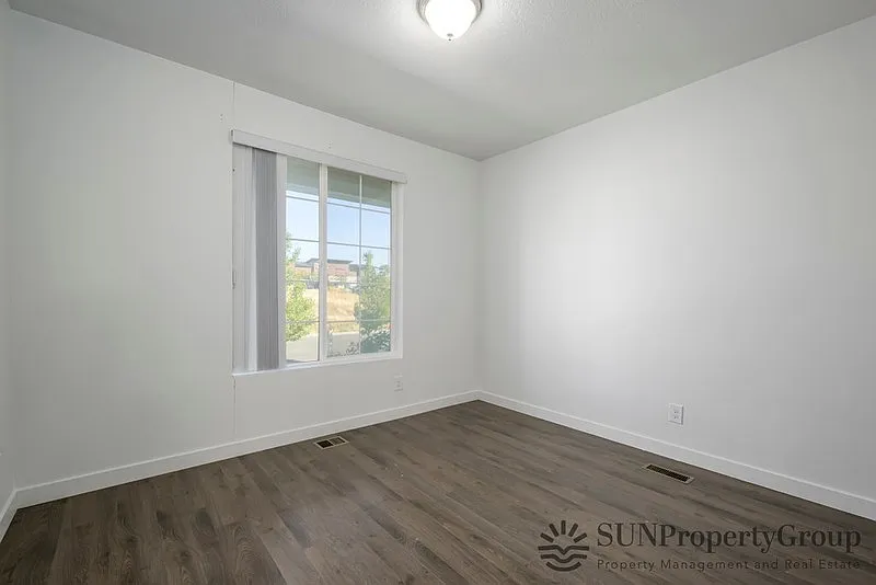 Beautiful Updated Home In Great South Jordan Locat — Photo 3