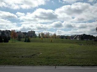 N55W21821 Taylors Woods Dr, Menomonee Falls, WI 53051