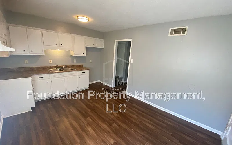 3 bed, 1.0 bath, 957 sqft, $1,000 — Photo 3