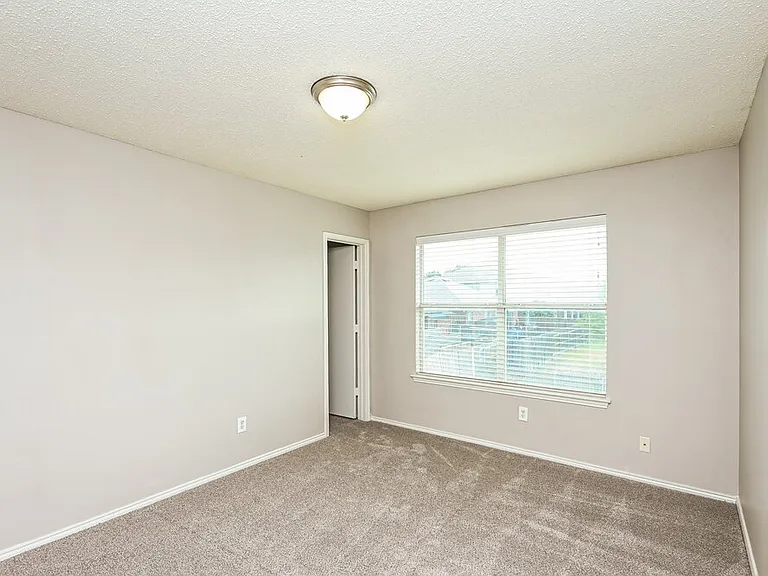 949 Canary Dr — Photo 14