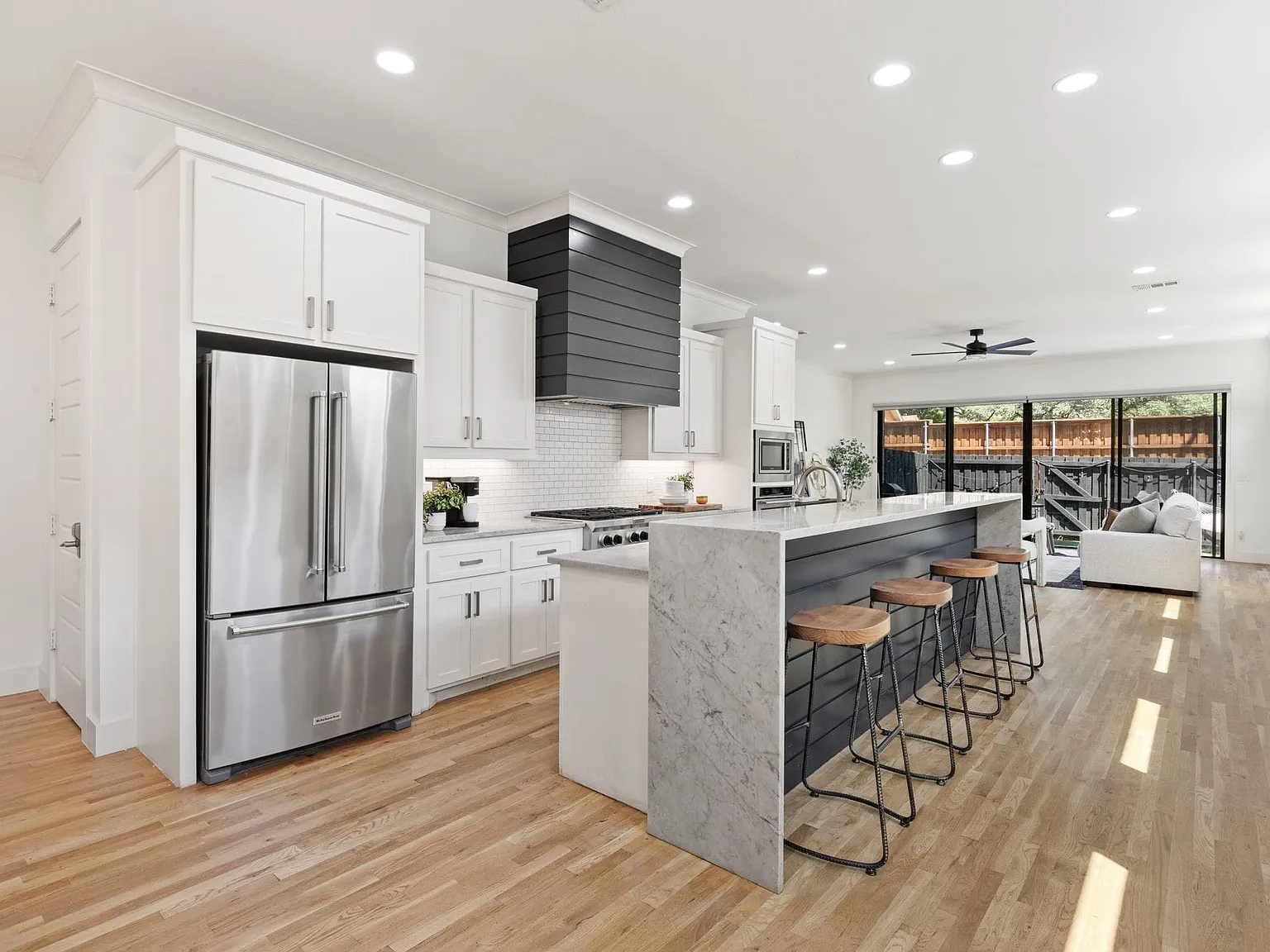 4 bed, 4.0 bath, 3259 sqft, $6,500 — Photo 2