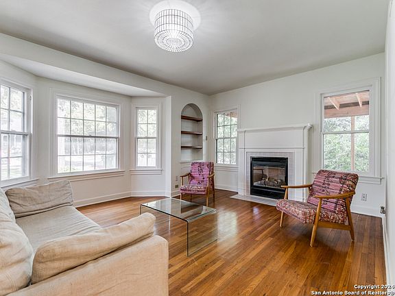 5th image of 216 MONTCLAIR ST