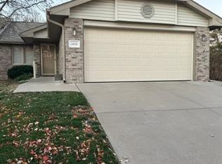 5834 Shadow Ln, Lincoln, NE 68516