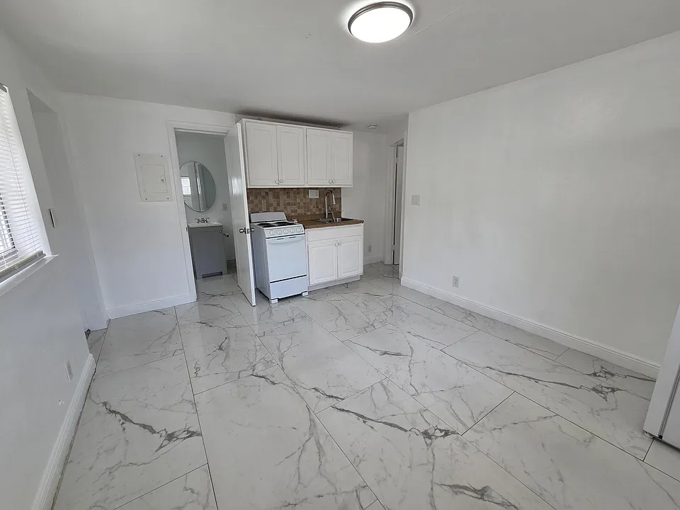 844 NE 17th Way #2