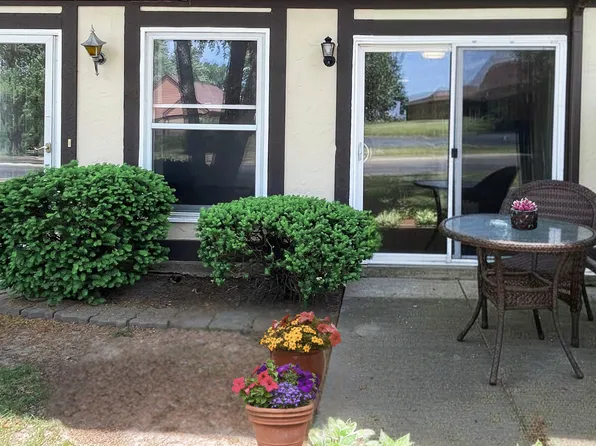 412 Saint Johns Rd APT D, Woodstock, IL 60098