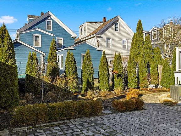 5th image of 15 Vaughan Ave