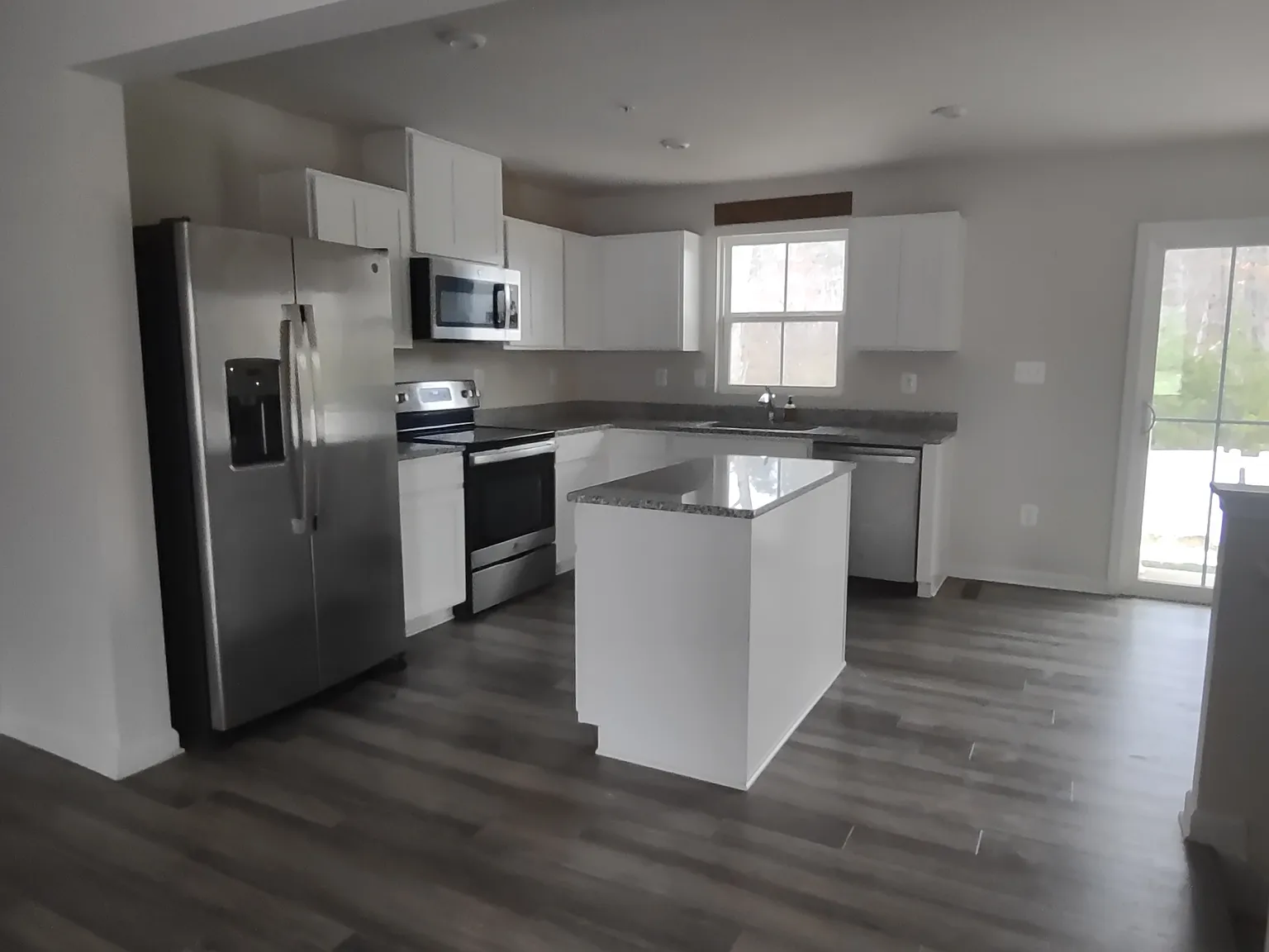 3 bed, 2.5 bath, 1220 sqft, $2,295 — Photo 3